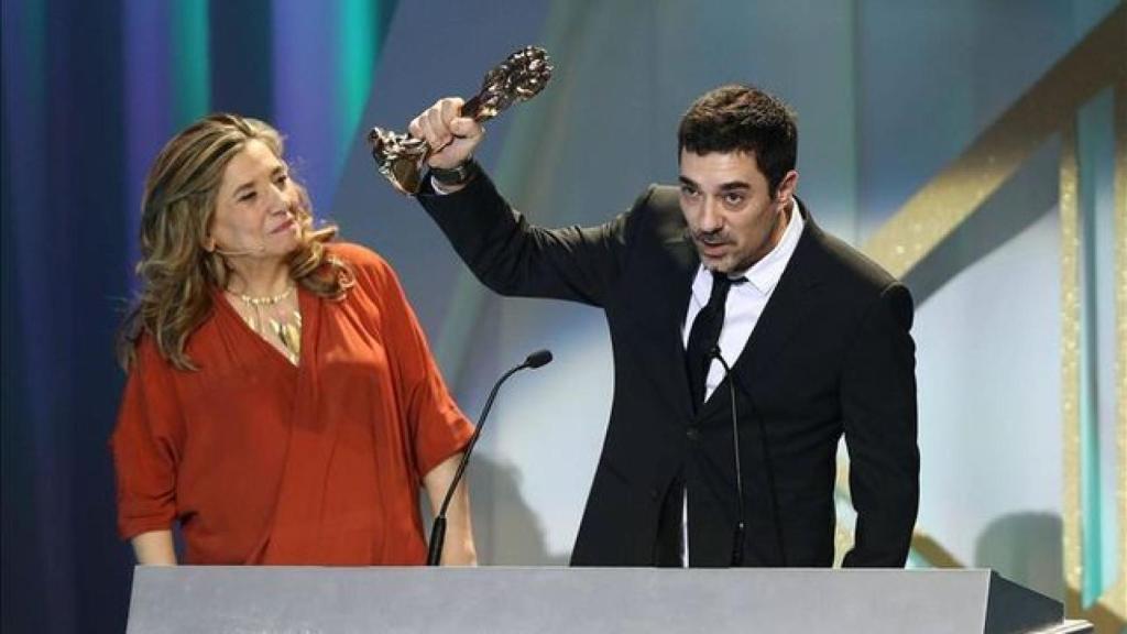 Pol Mainat recogiendo el premio Gaudí en nombre de su madre, Rosa María Sardà.