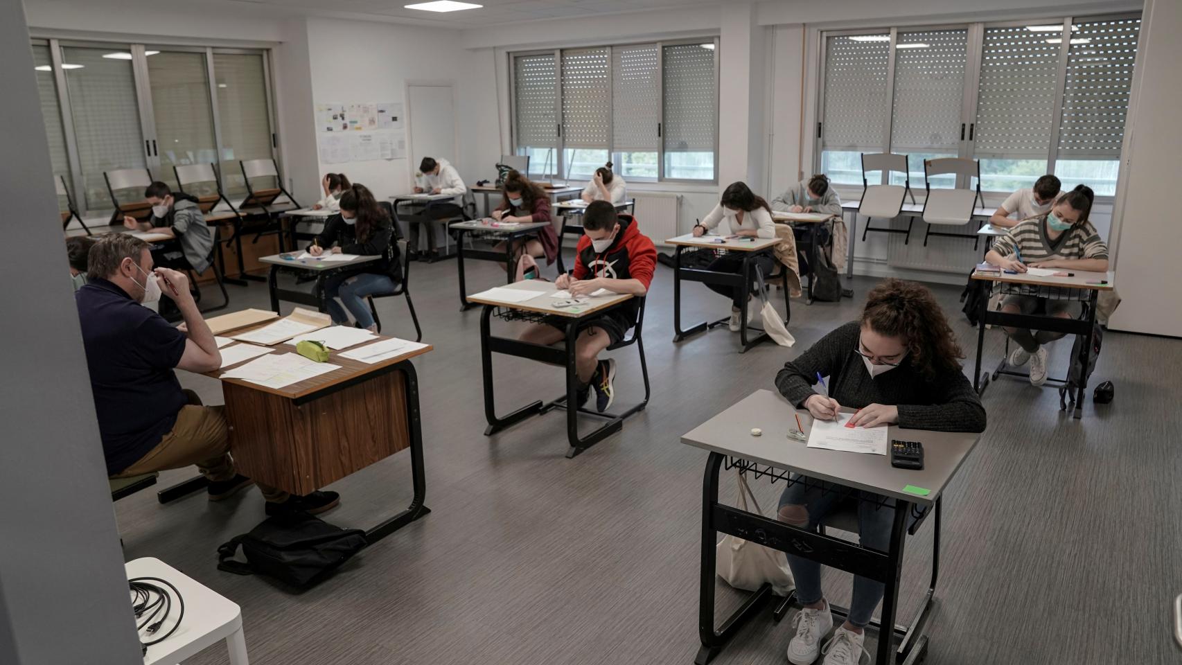 Unos alumnos acuden a clase en el País Vasco bajo la nueva normalidad para preparar Selectividad.