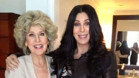 La cantante Cher junto a su madre Georgia Holt en una imagen de sus redes sociales.