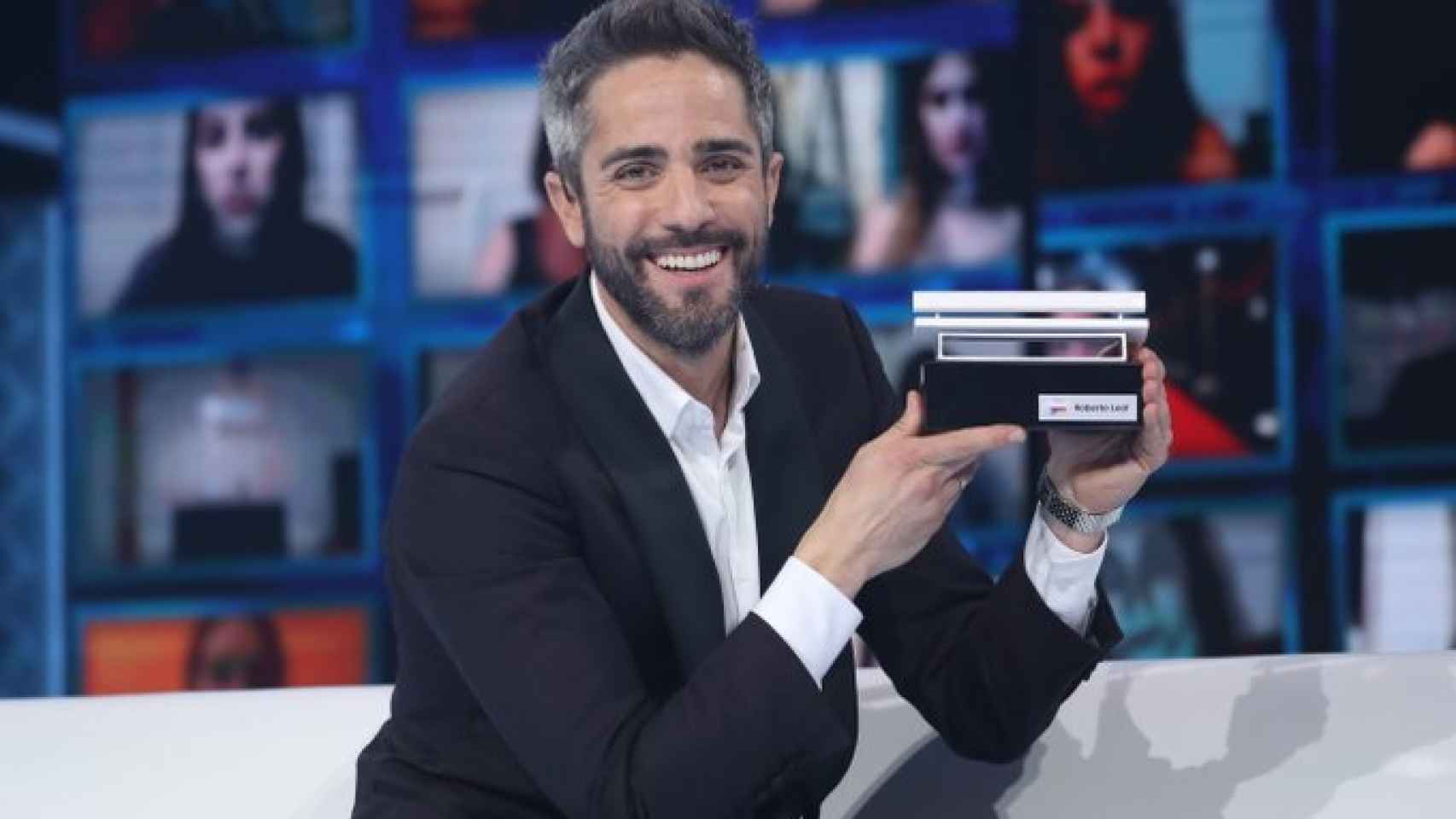 Roberto ha recibido un trofeo con el sofá del programa en miniatura.