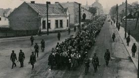 Los prisioneros del primer transporte a Auschwitz.