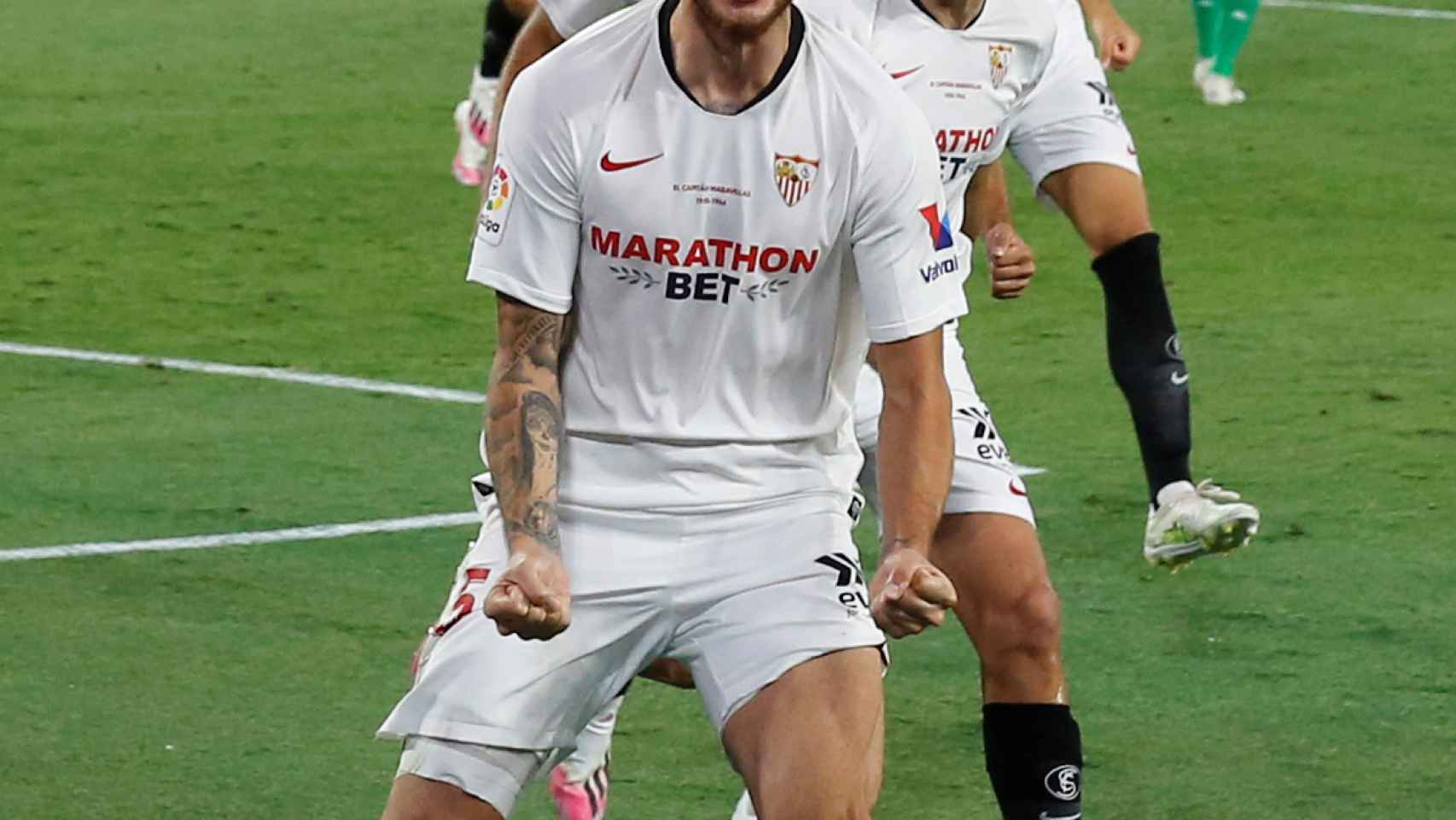 Lucas Ocampos celebra su gol del Sevilla contra el Betis