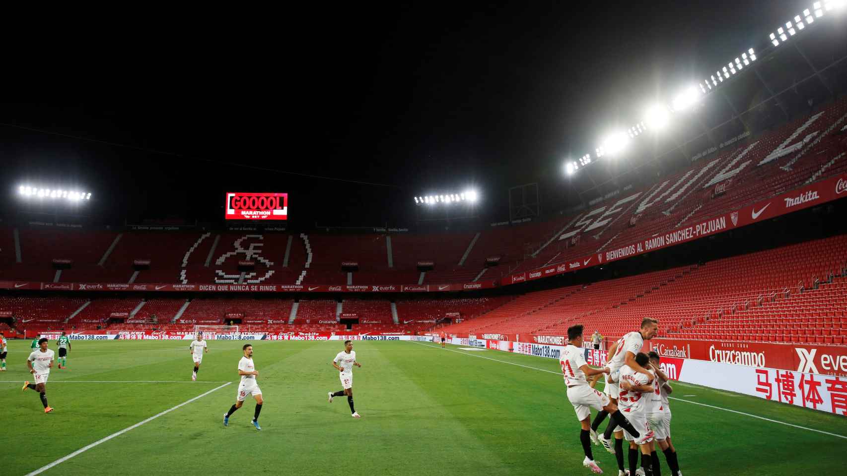 Piña de los jugadores del Sevilla tras el gol de Ocampos en el derbi contra el Betis