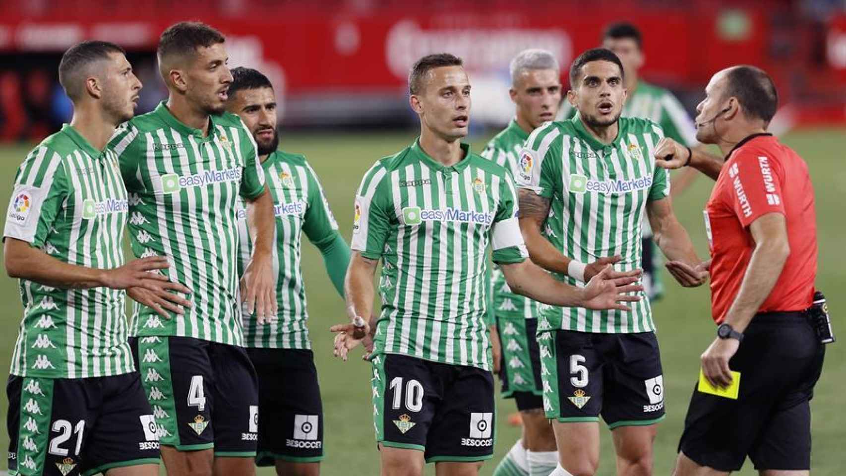 Los jugadores del Betis protestando ante Mateu Lahoz el penalti a favor del Sevilla