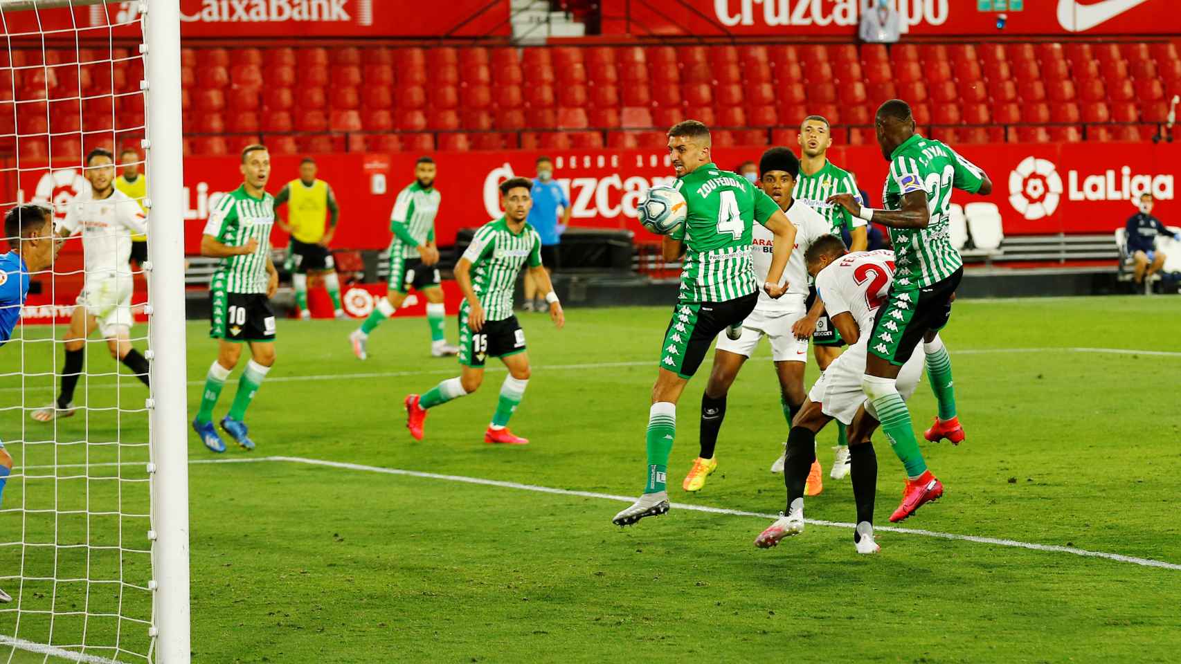 Gol de Fernando de cabeza para poner el 2-0 en el Sevilla - Betis
