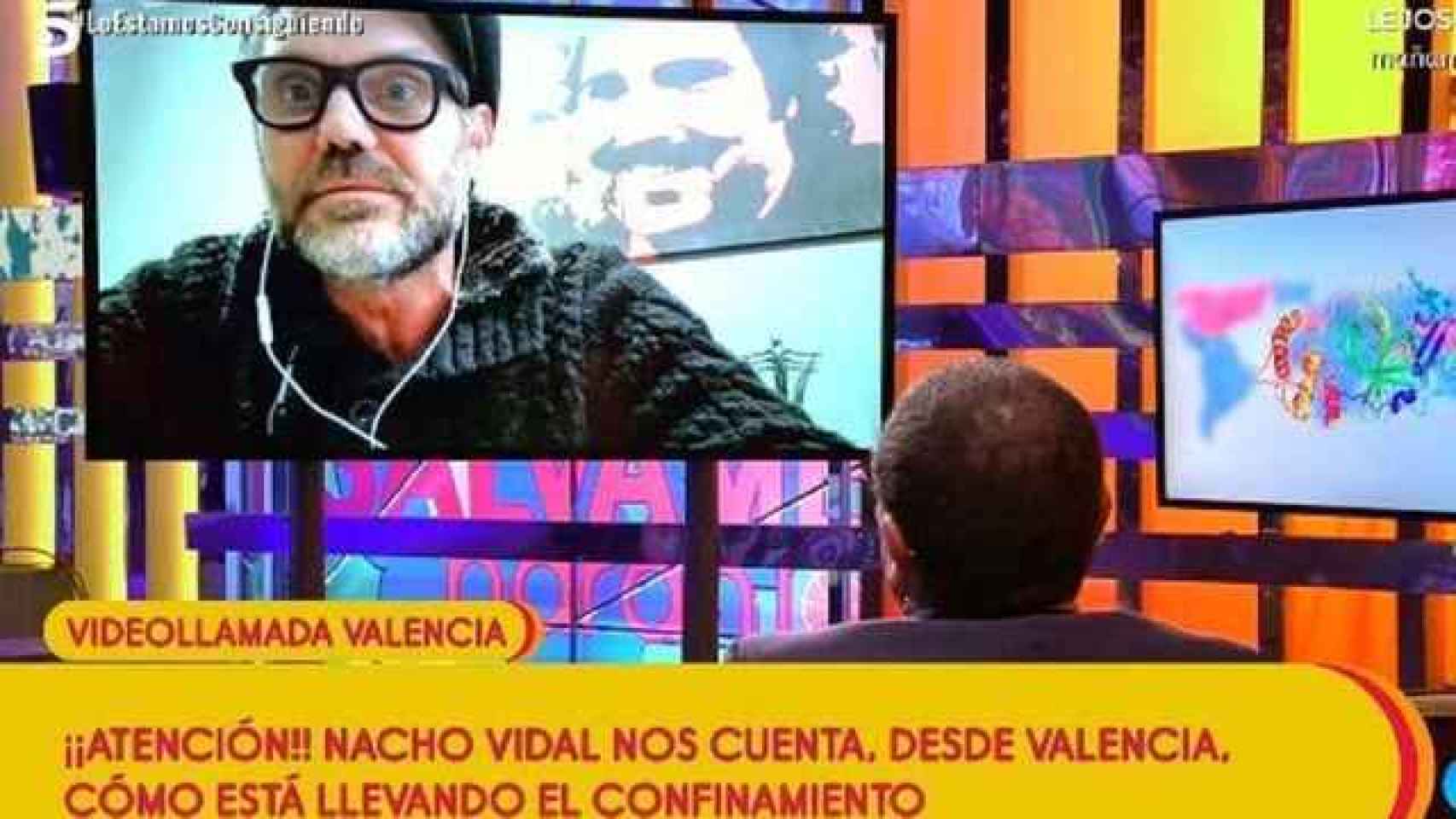 Nacho Vidal conectó con 'Sálvame' durante el confinamiento desde su casa de la discordia en Valencia.