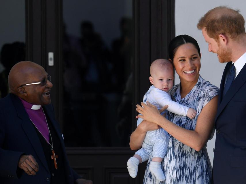 Harry y Meghan junto a su pequeño Archie en brazos.