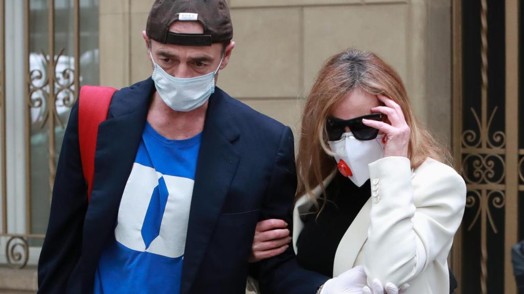 Alessandro Lequio no soltó a Ana el día de su despedida a su hijo en el tanatorio.