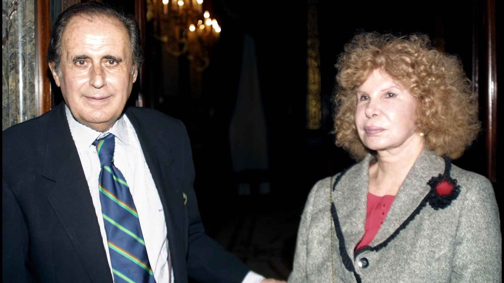 Jaime Peñafiel junto a la duques de Alba en la presentación del libro 'A golpe de memoria' en el año 2003.