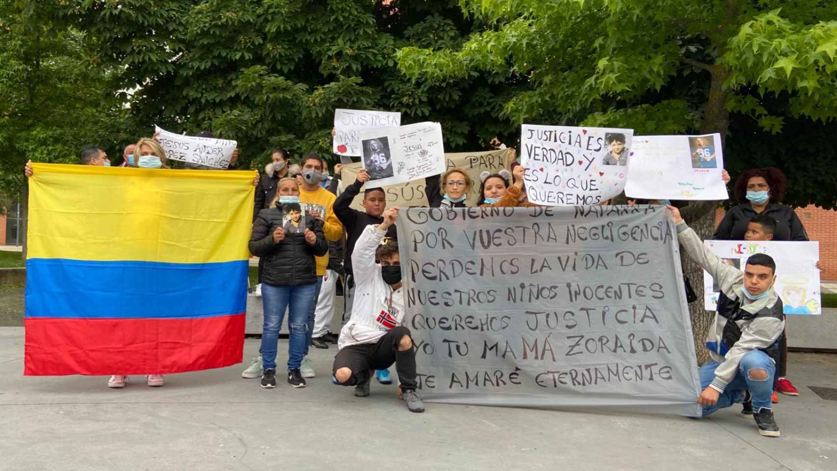 Vecinos, amigos y otros miembros de la comunidad colombiana, protestando en el barrio de San Jorge