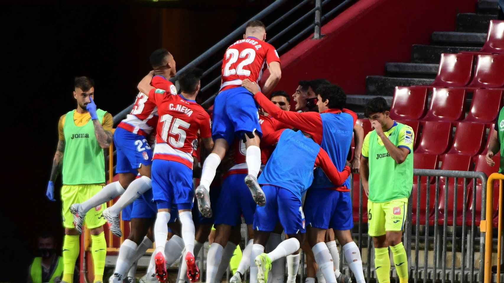Los jugadores del Granada celebran el segundo gol que les daba la victoria ante el Getafe