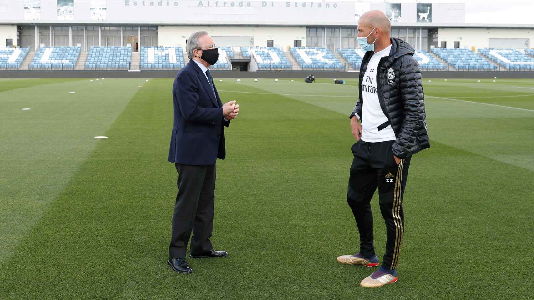 Florentino Pérez y Zinedine Zidane, durante la sesión de este viernes sobre el césped del Alfredo Di Stefano