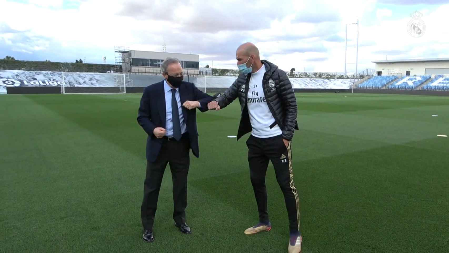 Florentino Pérez y Zinedine Zidane saludándose con el codo
