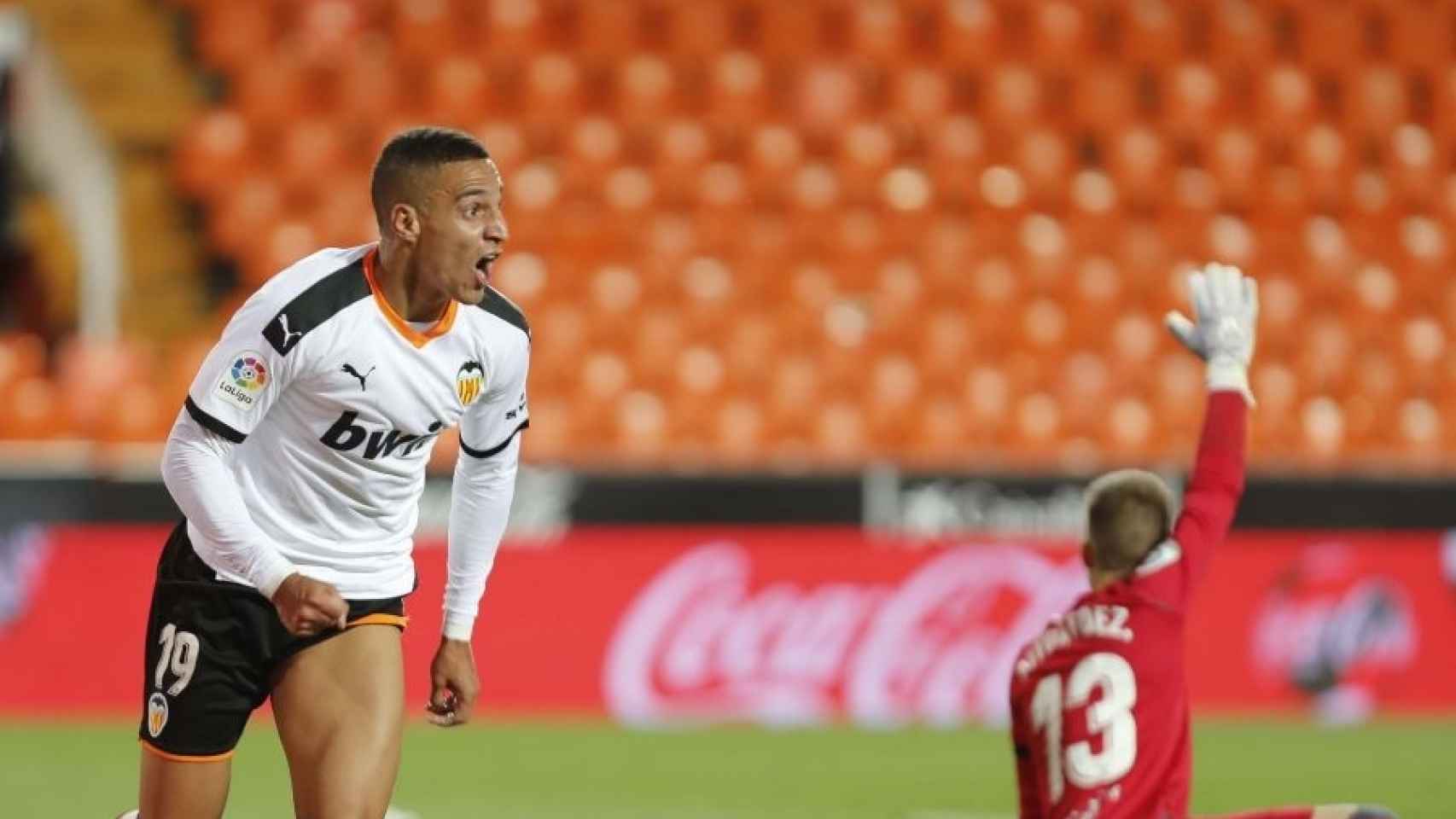 Rodrigo Moreno celebra el gol que le daba al Valencia el partido ante el Levante