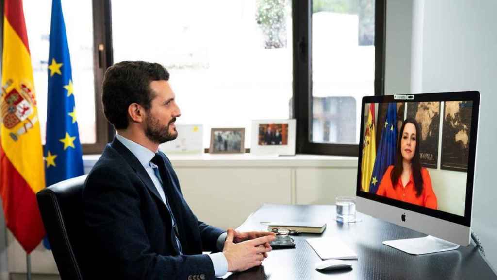El presidente del PP, Pablo Casado, en una reunión telemática con la presidenta de Cs, Inés Arrimadas.