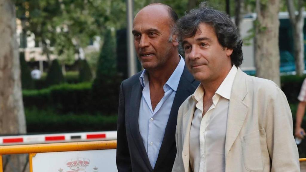 Juan Muñoz, a la izquierda, a su salida de la Audiencia Nacional./