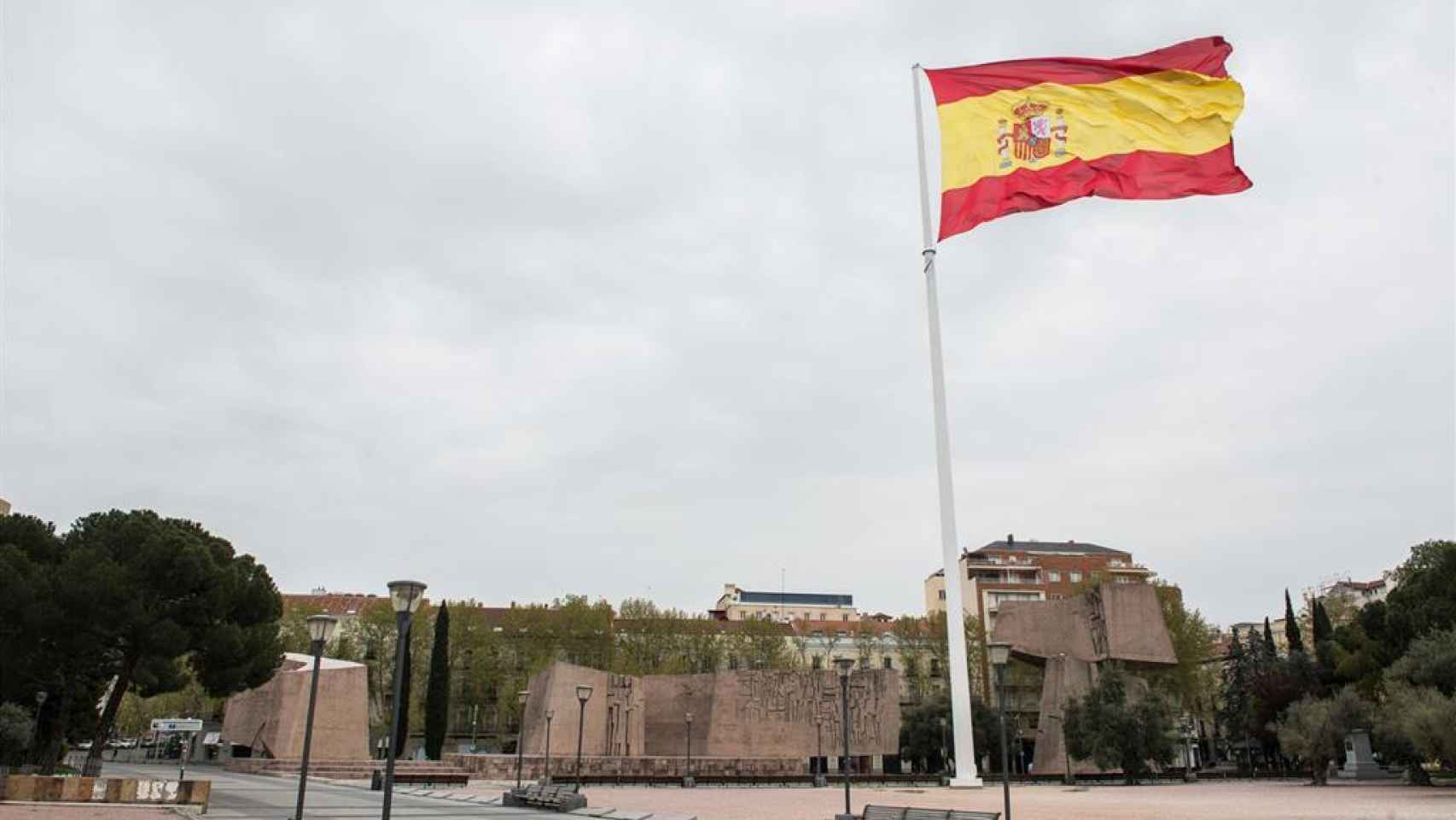 La bandera de España ondea en la Plaza de Colón, en Madrid.