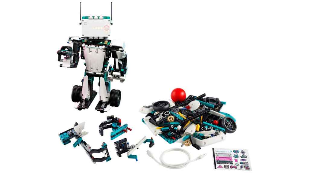 El robot Blast de Lego, con las piezas sobrantes que vienen en la caja