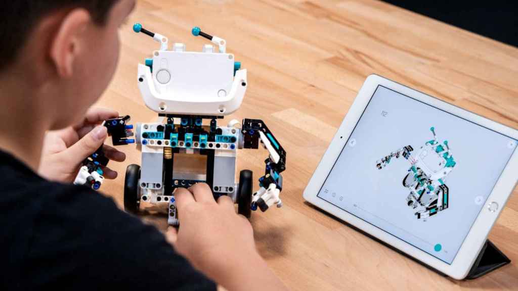 presenta un robot inteligente que podemos montar y programar con una tablet