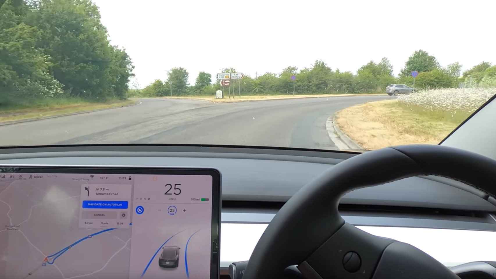 Un Tesla toma una rotonda en el Reino Unido