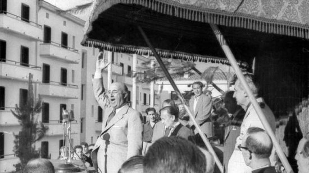 Franco dando un discurso en Eibar