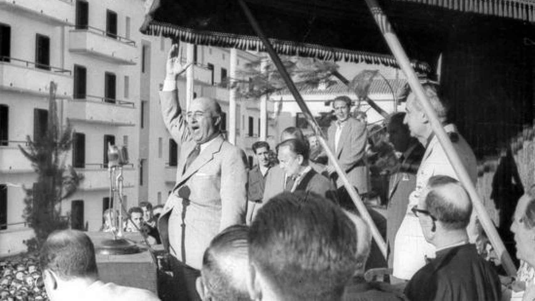 Franco dando un discurso en Eibar