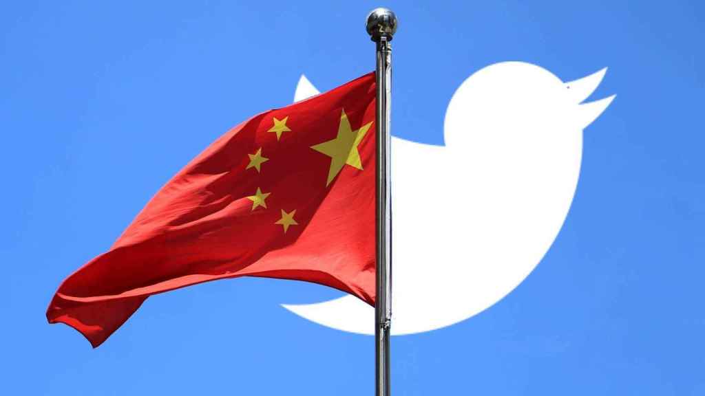 Logo de Twitter tras la bandera china