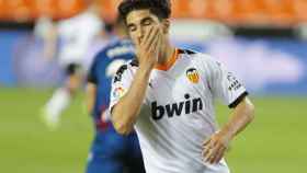 Rodrigo Moreno celebra el gol que le daba al Valencia el partido ante el Levante