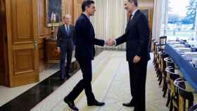 El Rey Felipe VI saluda al presidente del Gobierno, Pedro Sánchez.