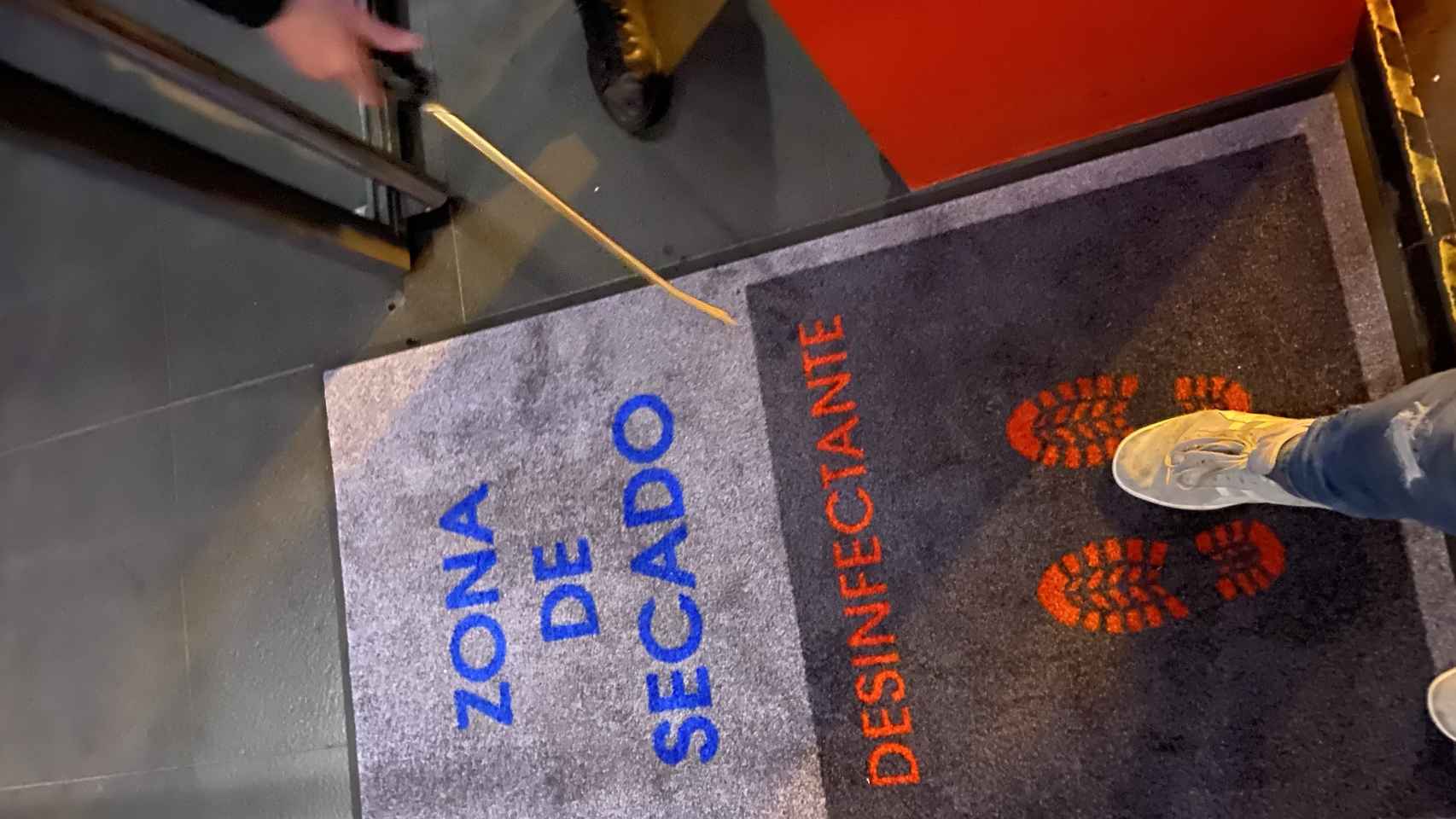 La alfombra se desinfecta cada 20 clientes