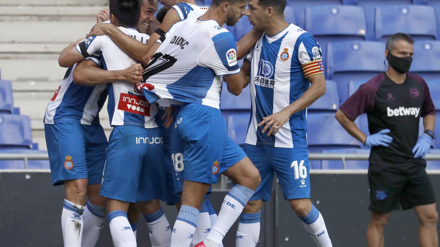 Los jugadores del Espanyol celebran uno de los goles ante el Alavés
