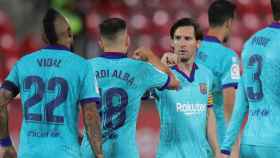 Messi, Jordi Alba y Arturo Vidal celebran un gol del Barcelona