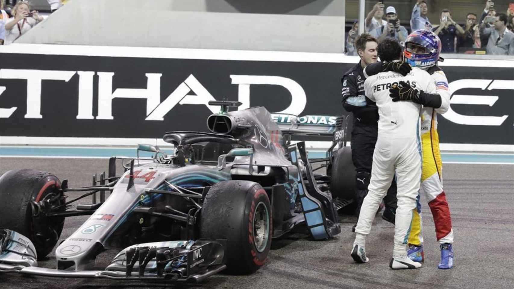 Lewis Hamilton y Fernando Alonso se abrazan tras la última carrera del asturiano en Fórmula 1 en 2018