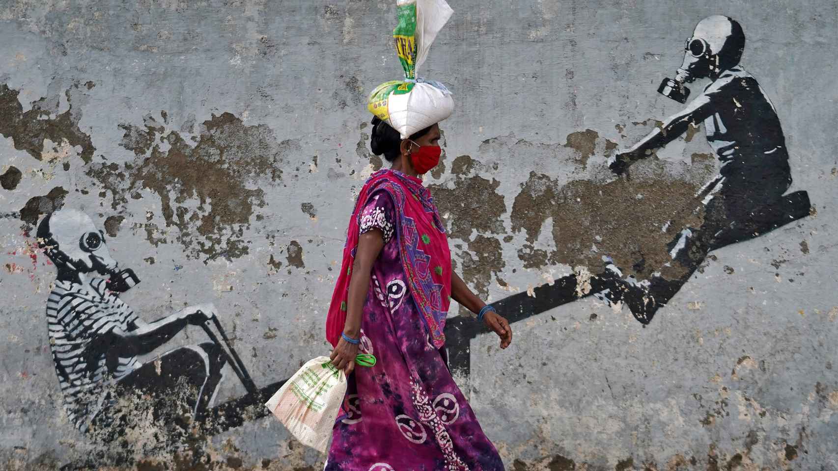 Una mujer camina por las calles de Mumbai, India.