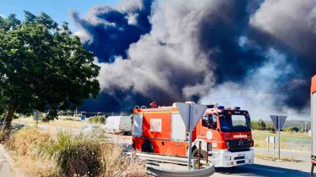 Columna de humo del incendio en la fábrica de neumáticos de Espeluy, en Jaén.