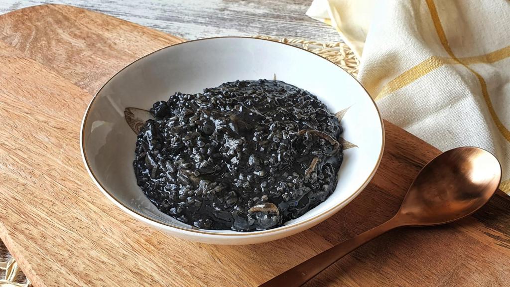 Arroz negro meloso de chipirones, un arroz con mucho sabor a mar