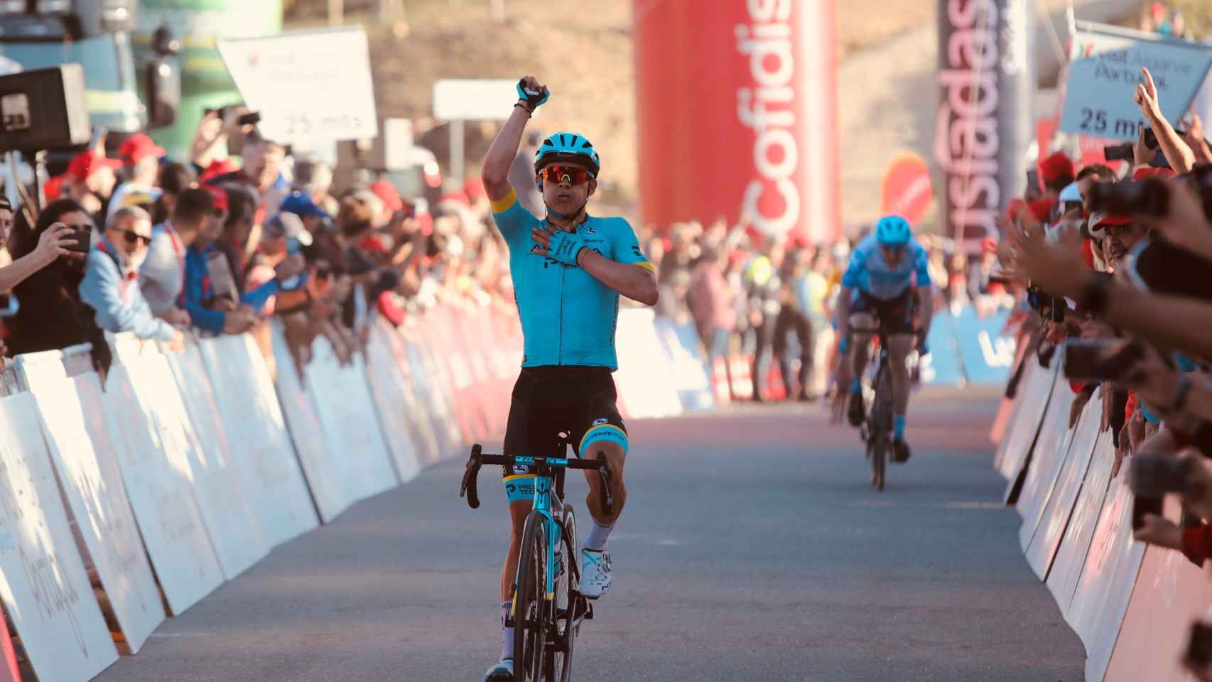 Miguel Ángel López celebra el triunfo en la cuarta etapa de la Vuelta al Algarve 2020