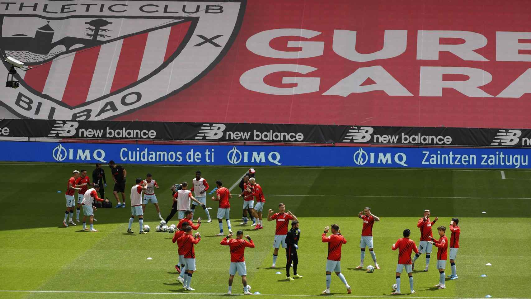 Atlético de Madrid y Athletic, durante el calentamiento sobre un vacío San Mamés