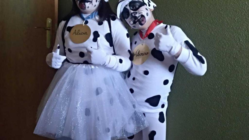 Alicia, de 9 años, y su hermano mellizo, Álvaro, vestidos en los carnavales como '101 dalmatas'.