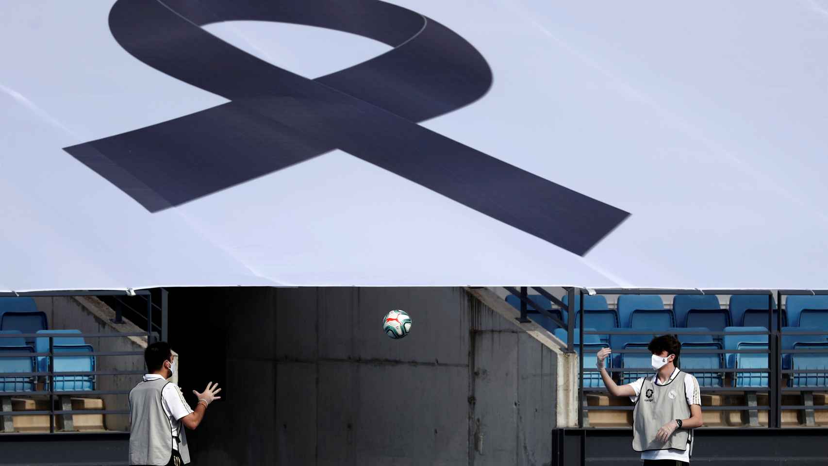 Detalle del lazo negro de la pancarta del Real Madrid por las víctimas del coronavirus