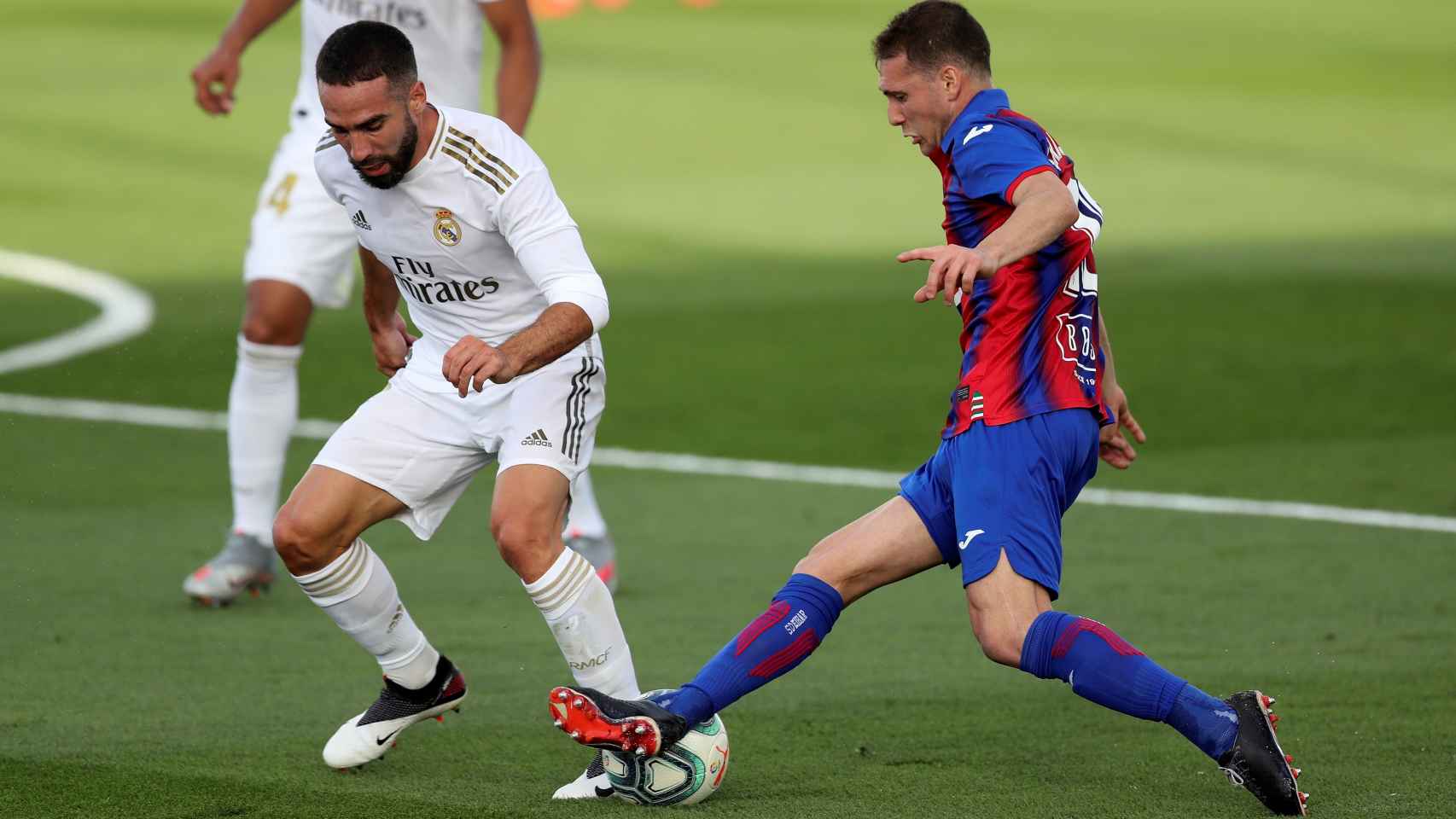 El defensa del Real Madrid Dani Carvajal, pelea un balón con el centrocampista uruguayo del Eibar Sebastián Crostóforo