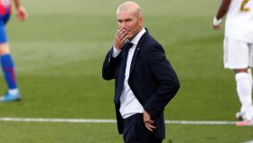 Zinedine Zidane siguiendo el Real Madrid - Eibar desde la banda