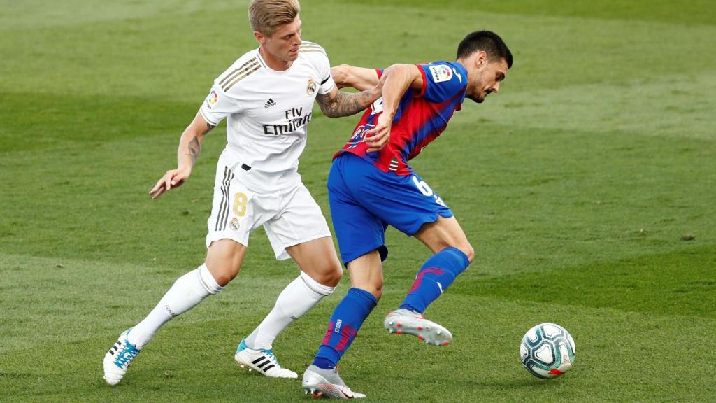 Toni Kroos, presionando a Sergio Alvarez