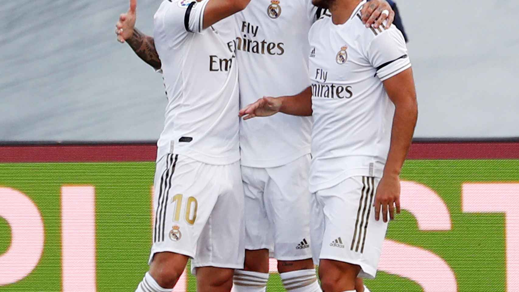 Sergio Ramos celebra con su compañeros del Real Madrid su gol al Eibar
