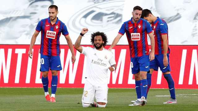 Marcelo celebra su gol al Eibar, de rodillas y con el puño derecho en algo