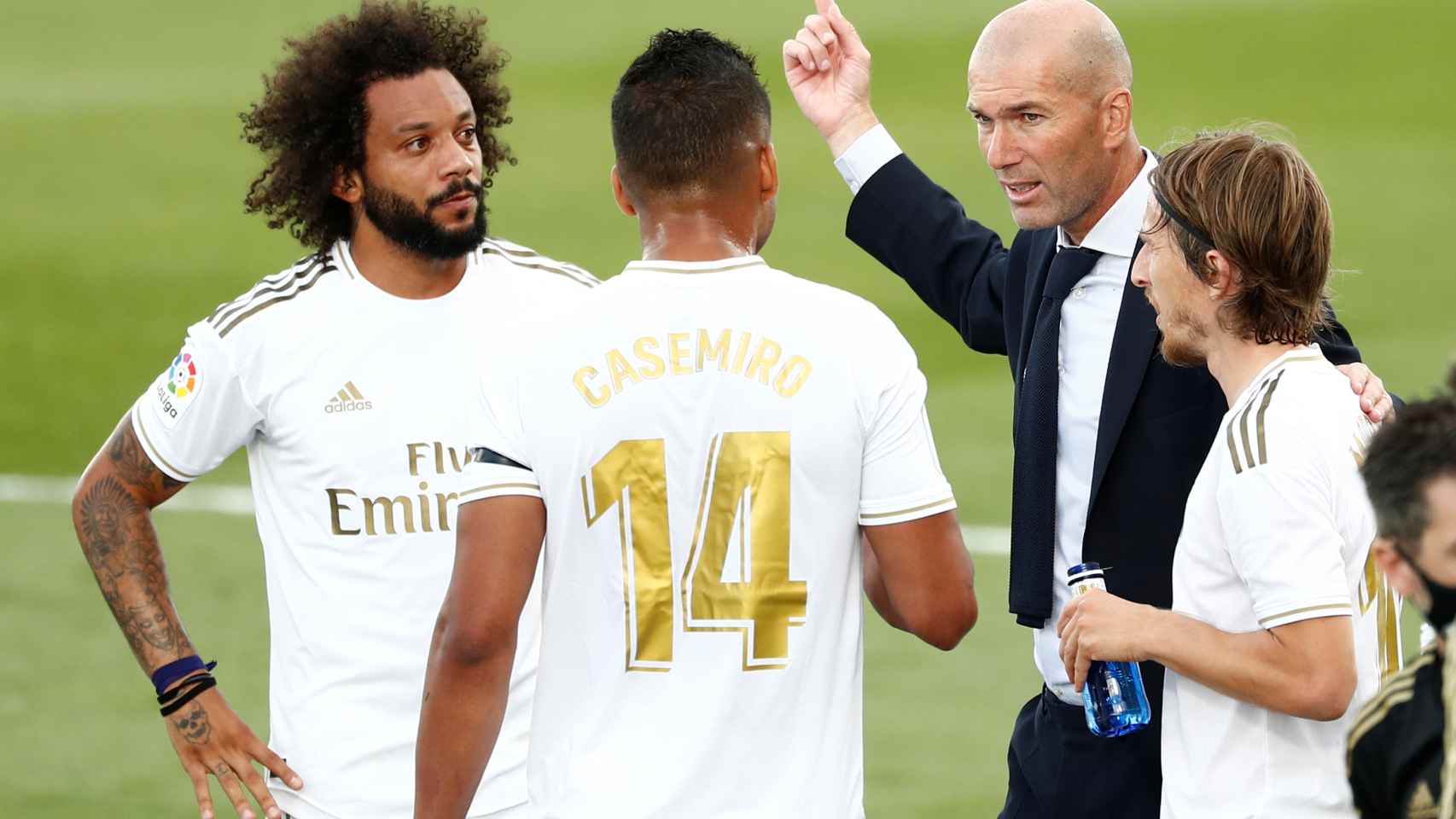 Zidane da órdenes a Marcelo, Casemiro y Modric durante una parada para la hidratación