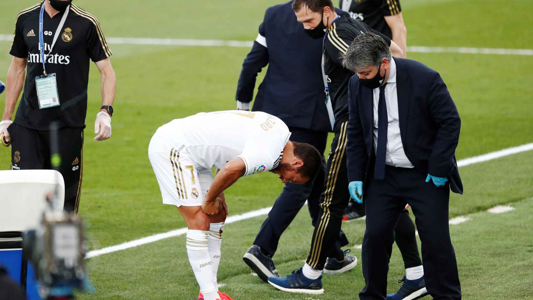 Los médicos del Real Madrid observan a Hazard, dolorido por un golpe en la rodilla