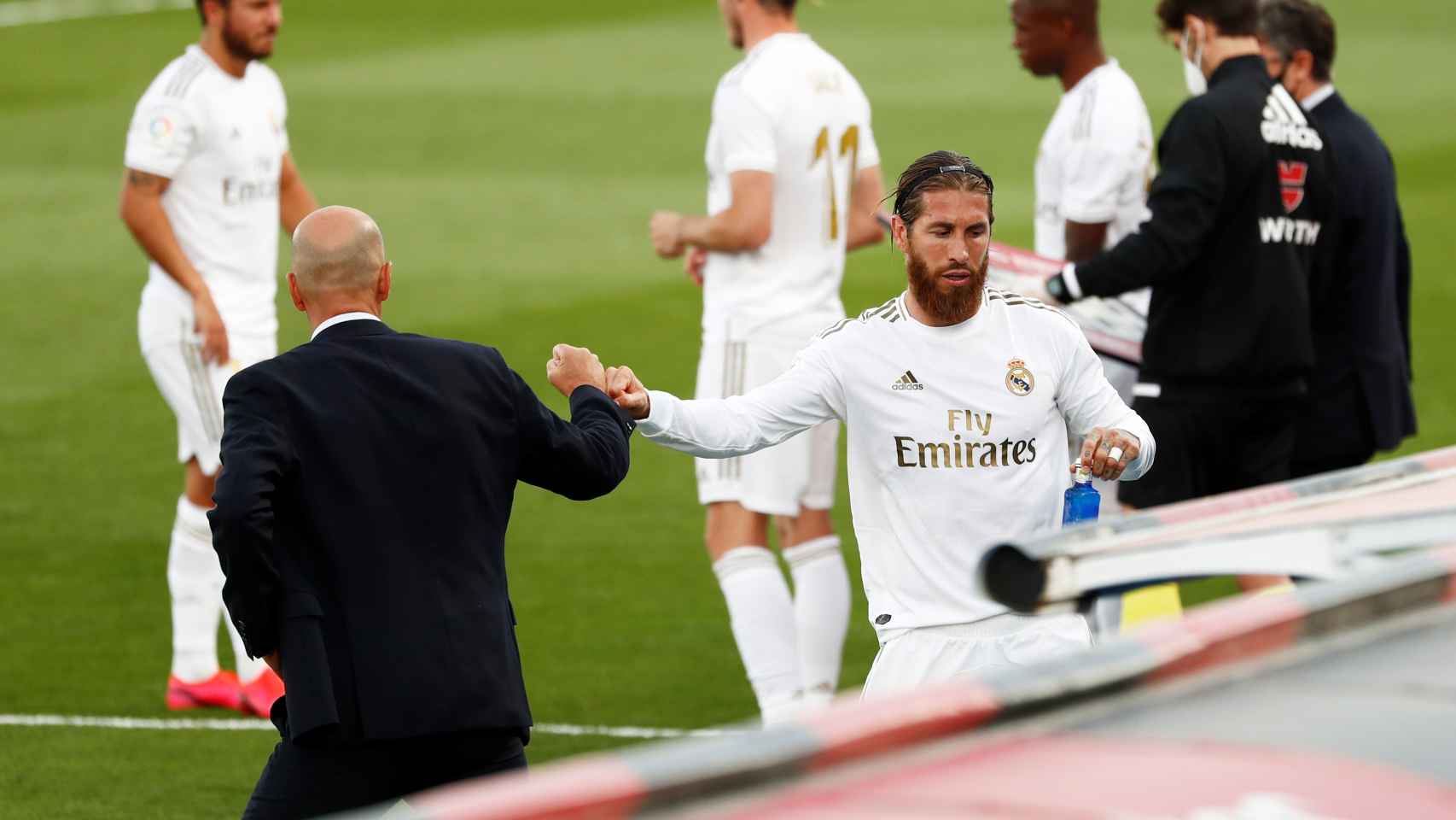 Sergio Ramos saluda a Zinedine Zidane tras ser sustituido