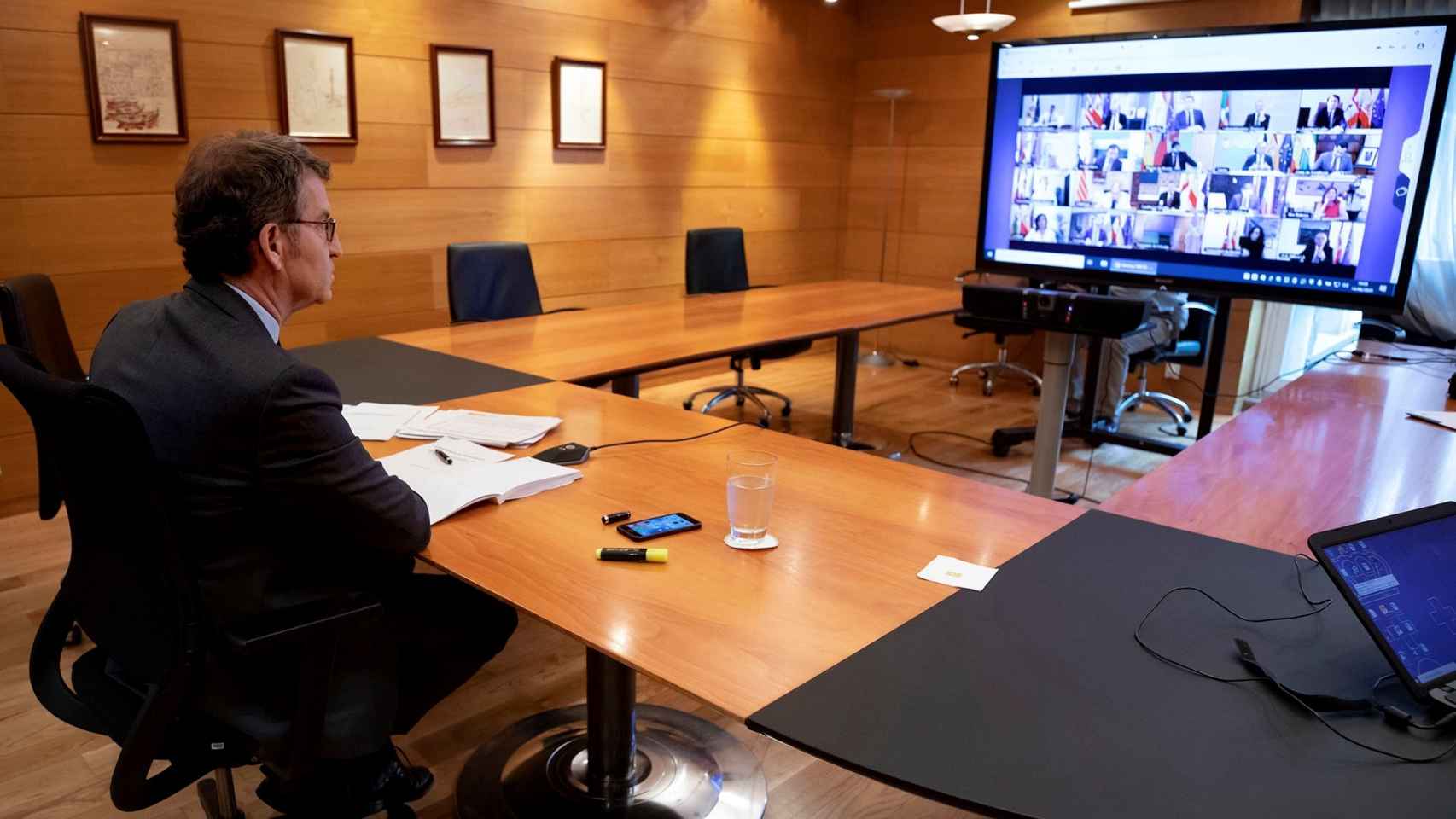 El presidente de la Xunta, Alberto Núñez Feijóo, durante la videoconferencia con el presidente del Gobierno, Pedro Sánchez. (EFE)