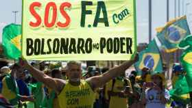 Manifestación a favor de una intervención militar liderada por Jair Bolsonaro en Brasilia. En la pancarta se le: SOS Fuerzas Armadas. Bolsonaro en el poder.